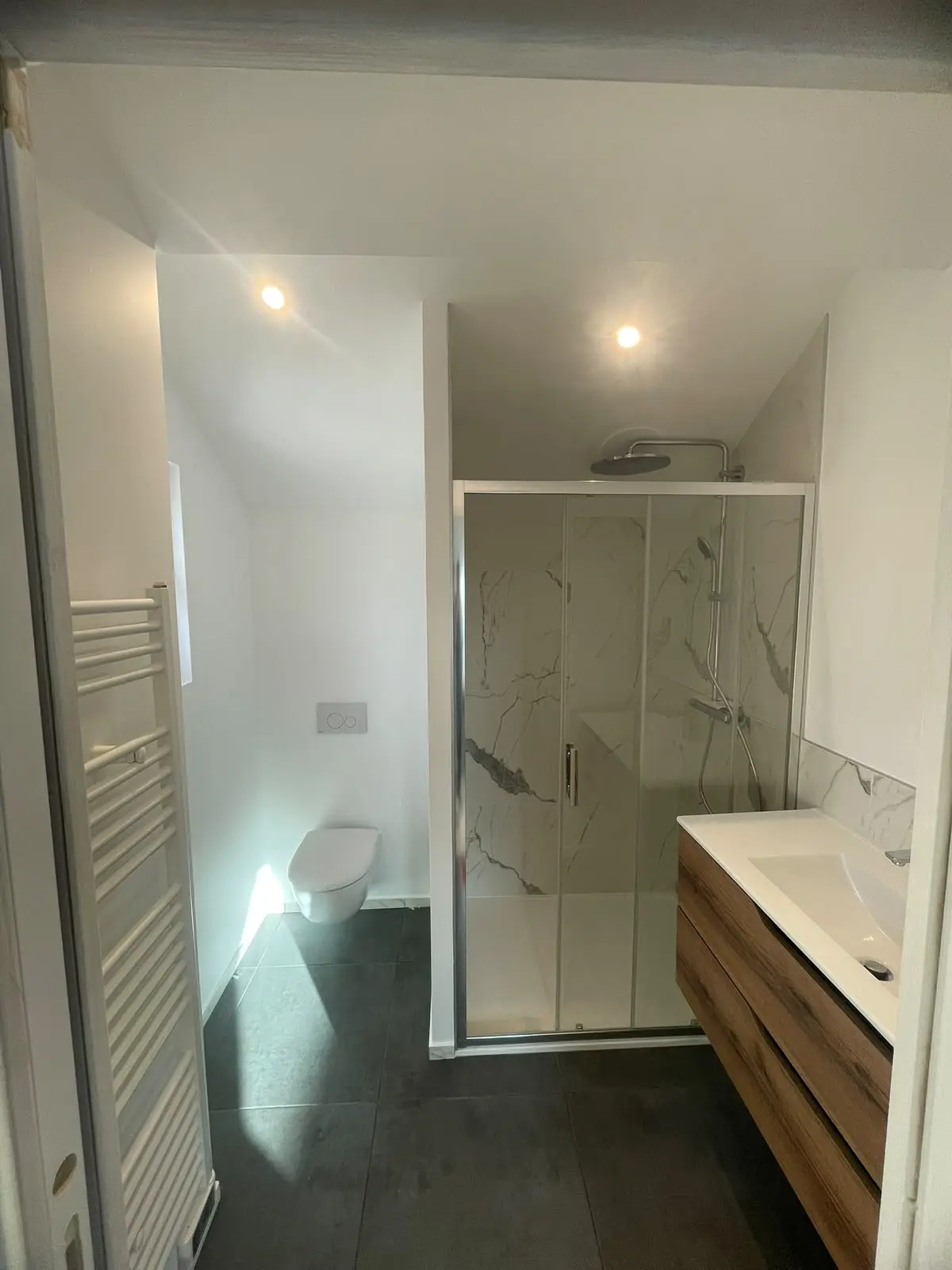 Installation de meuble double vasque et miroir LED antibuée